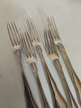 Charger l'image dans la galerie, Genève fin XVIIIÈME début XIXÈME série de 5 fourchettes entre mets en argent massif . Modèle filet violon , orfèvre PA à identifier. Poinçon de contrôle Genève. 196g
