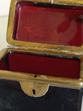 Charger l&#39;image dans la galerie, Ravissante boîte en cristal rouge , monture laiton. Milieu XIXE en parfait état.
