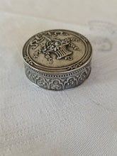 Charger l'image dans la galerie, Charmante petite boîte à pilules en argent massif, fin XIXÈME dans le style Louis XVI.
