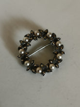 Charger l'image dans la galerie, Broche argent et perles synthétiques
