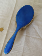 Charger l'image dans la galerie, Ravissante brosse à cheveux en argent massif Sterling Anglais , émail bleu guillochée. Avec un petit éclat. Début XXÈME
