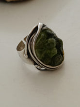Charger l'image dans la galerie, Bague moderne espagnol en argent Sterling et verre de couleur

