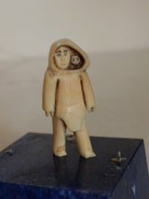 Charger l'image dans la galerie, Émouvante petite figurine inuit, mère et son enfant emmitouflées. Probablement début XXème en os . Un petit éclat dans la partie inférieure arrière de la parka.
