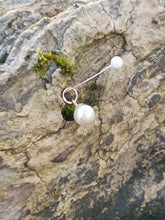 Charger l'image dans la galerie, Pendentif perle synthétique et or 18 carats.
