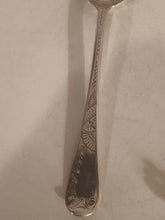 Charger l'image dans la galerie, Grande cuillère à fruits (Berry Spoon) d'époque George Il Stephen Adams orfèvre à Londres daté 1808
