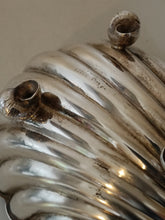 Charger l'image dans la galerie, Ravissante coquille de baptême en argent massif 0.800 . orfèvre Allemand F Berg ,fin XIXÈME début XXème, En parfait état.
