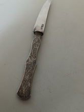 Charger l'image dans la galerie, Rare couteau à fruits chinois en argent massif . Avec poinçon argent , inscription nominative.

