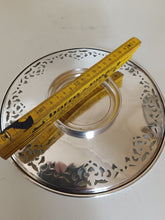 Charger l'image dans la galerie, Ravissant plat ajouré à gâteau style victorien en métal argenté Anglais.

