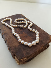Charger l&#39;image dans la galerie, Collier dégradé de perles de culture rosée, avec fermoir en argent massif
