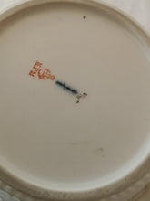 Charger l'image dans la galerie, KPM vieux Berlin, corbeille en porcelaine ajouré et peinte à la main. Décors de fleurs de grandes finesses.  Parfait état,
