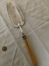 Charger l'image dans la galerie, Pèle à gâteau en métal argenté et guillochée fin XIXÈME.
