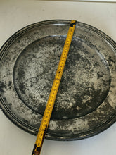 Charger l'image dans la galerie, Charton Jean Il 1675 -1778 Genève , reçu maître potier en 1722

Grande assiette commémorative  Genevoise de l'an 1751 avec armoirie et arquebuse.
