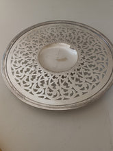 Charger l'image dans la galerie, Plat à gâteau ajouré en métal argenté Anglais
