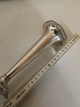 Charger l&#39;image dans la galerie, Vase en argent massif Sterling Anglais fin XIXÈME
