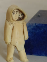 Charger l'image dans la galerie, Émouvante petite figurine inuit, mère et son enfant emmitouflées. Probablement début XXème en os . Un petit éclat dans la partie inférieure arrière de la parka.
