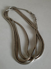 Charger l'image dans la galerie, Magnifique grande chaîne sautoir en argent massif , maille serpent avec fermoir tête de serpent. Travail début XXÈME, longueur 157cm , poids 78g
