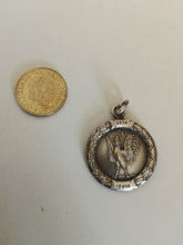 Charger l&#39;image dans la galerie, Médaille commémorative Française probablement première guerre 1914/16 . Métal argenté
