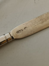 Charger l&#39;image dans la galerie, Rare série de couverts à dessert en argent massif Allemand fin XVIIIÈME début XIXE par le maître orfèvre Christian Friedrich Müller à Berlin periode 1788/1802. Très bonne orfèvre renommé. Monogramme et couronne de prince probablement prussien.
