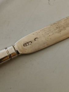 Rare série de couverts à dessert en argent massif Allemand fin XVIIIÈME début XIXE par le maître orfèvre Christian Friedrich Müller à Berlin periode 1788/1802. Très bonne orfèvre renommé. Monogramme et couronne de prince probablement prussien.