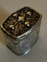 Charger l&#39;image dans la galerie, Ravissante petite boîte à thé de voyage hollandaise en argent massif. Daté 1874
