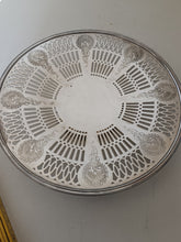 Charger l'image dans la galerie, Plat à gâteau ajouré rond en métal argenté Anglais.
