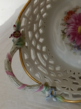 Charger l'image dans la galerie, KPM vieux Berlin, corbeille en porcelaine ajouré et peinte à la main. Décors de fleurs de grandes finesses.  Parfait état,
