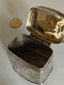 Ravissante petite boîte à thé de voyage hollandaise en argent massif. Daté 1874