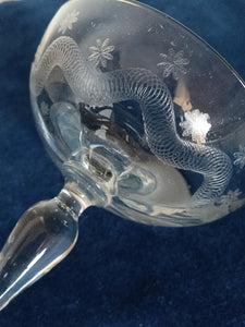 Coupe à Champagne solitaire en verre soufflé et gravé.