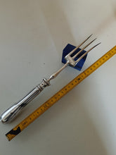 Charger l'image dans la galerie, Christofle Paris , grande fourchette à viande en métal argentée. Début XXÈME. Haute qualitée
