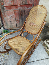 Charger l'image dans la galerie, Jacob Joseph Kuhn Rocking-Chair Viennois  fin XIXÈME, cannage à refaire mais utilisable.  Par Joseph Kuhn à Vienne
