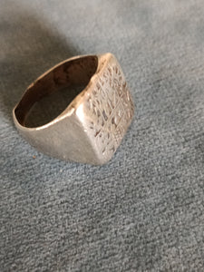 Chevalière en argent ancienne avec armoirie, probablement fin XIXÈME. Prévoir une réparation l anneau fend la ou il a été braser.