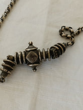 Charger l'image dans la galerie, Inde fin XIXÈME grand collier en argent massif . Usure du temps ,mais bon état général
