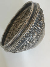 Charger l&#39;image dans la galerie, Laos XIXE bol en argent repoussé à décors traditionnelles. Argent massif

