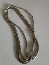 Charger l'image dans la galerie, Magnifique grande chaîne sautoir en argent massif , maille serpent avec fermoir tête de serpent. Travail début XXÈME, longueur 157cm , poids 78g
