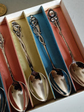 Charger l&#39;image dans la galerie, Série de 6 cuillère à café argenté , modèle orientale. Avec sa boîte d&#39;origine.
