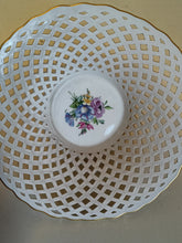 Charger l'image dans la galerie, KPM Berlin, petite corbeille en porcelaine ajourée et peinte à la main . Parfait état début XXÈME
