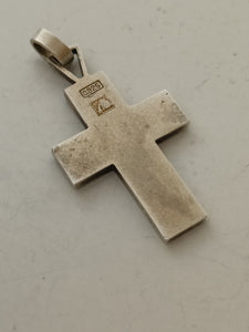 Croix en argent et émail bleu , décors peints à l'or fin. Parfait état.