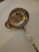 Charger l&#39;image dans la galerie, Louche à grog en argent massif avec monnaie George II dAngleterre  et corne torsadée. Travail Anglais fin XVIII ÈME
