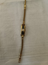 Charger l'image dans la galerie, Atlanta montre bracelet femme en métal doré . Mouvement mécanique à réviser.
