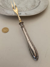 Charger l'image dans la galerie, Fourchette de service manche argent massif 0,835 Allemand. Pour viande froide , hors d'oeuvre, fruit etc.
