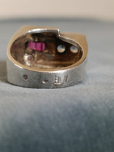 Charger l&#39;image dans la galerie, Bague tank 1930 en argent et pierres synthétiques.

Poinçon maître à identifier
