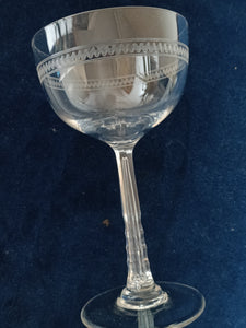 Ravissant verre à vin en cristal gravé , milieu XXÈME,