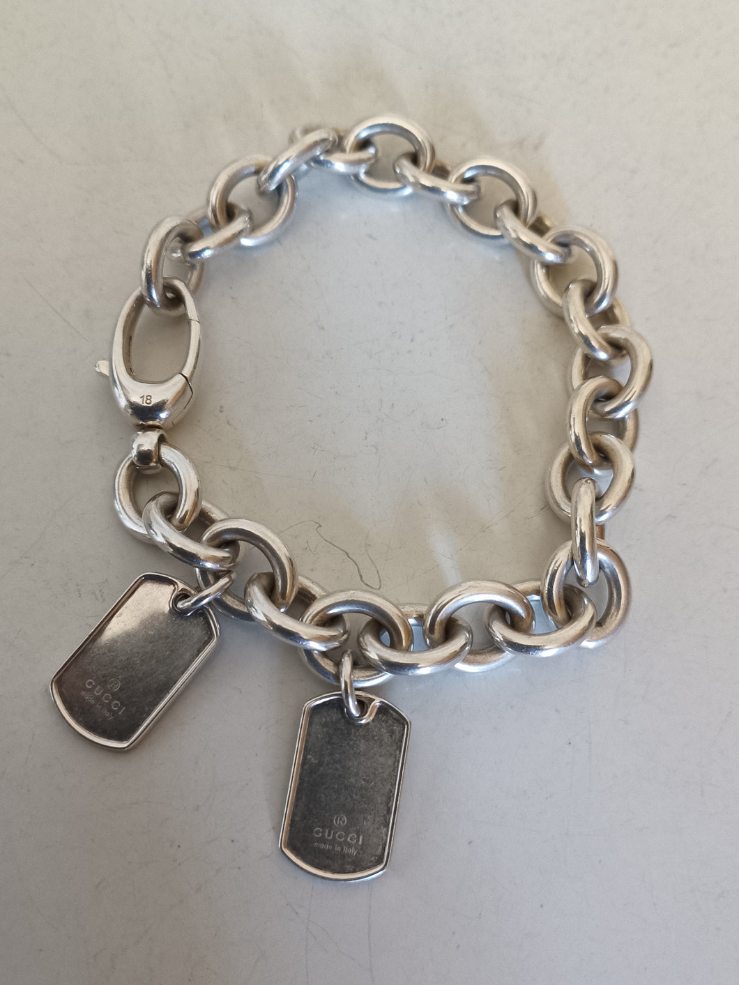 Gucci bracelet en argent massif , grosse maille pleine .