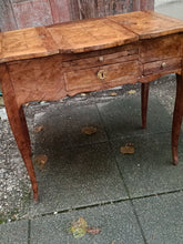 Charger l&#39;image dans la galerie, Coiffeuse d&#39;époque Louis XV XVIIIE rustique. Estampillé Rousseau avec jurande. 2 clés
