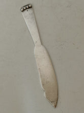 Charger l&#39;image dans la galerie, Couteau à beurre en argent massif, design début XXÈME, poinçons à identifier

