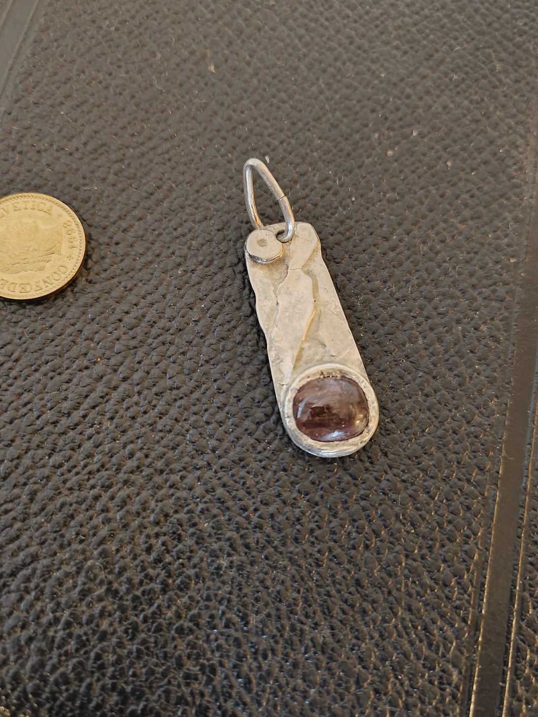 Pendentif moderniste en argent et améthyste