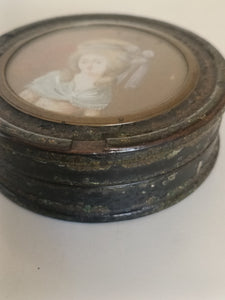 Boîte en papier mâché avec médaillon portrait miniature 18ème, en l'état.