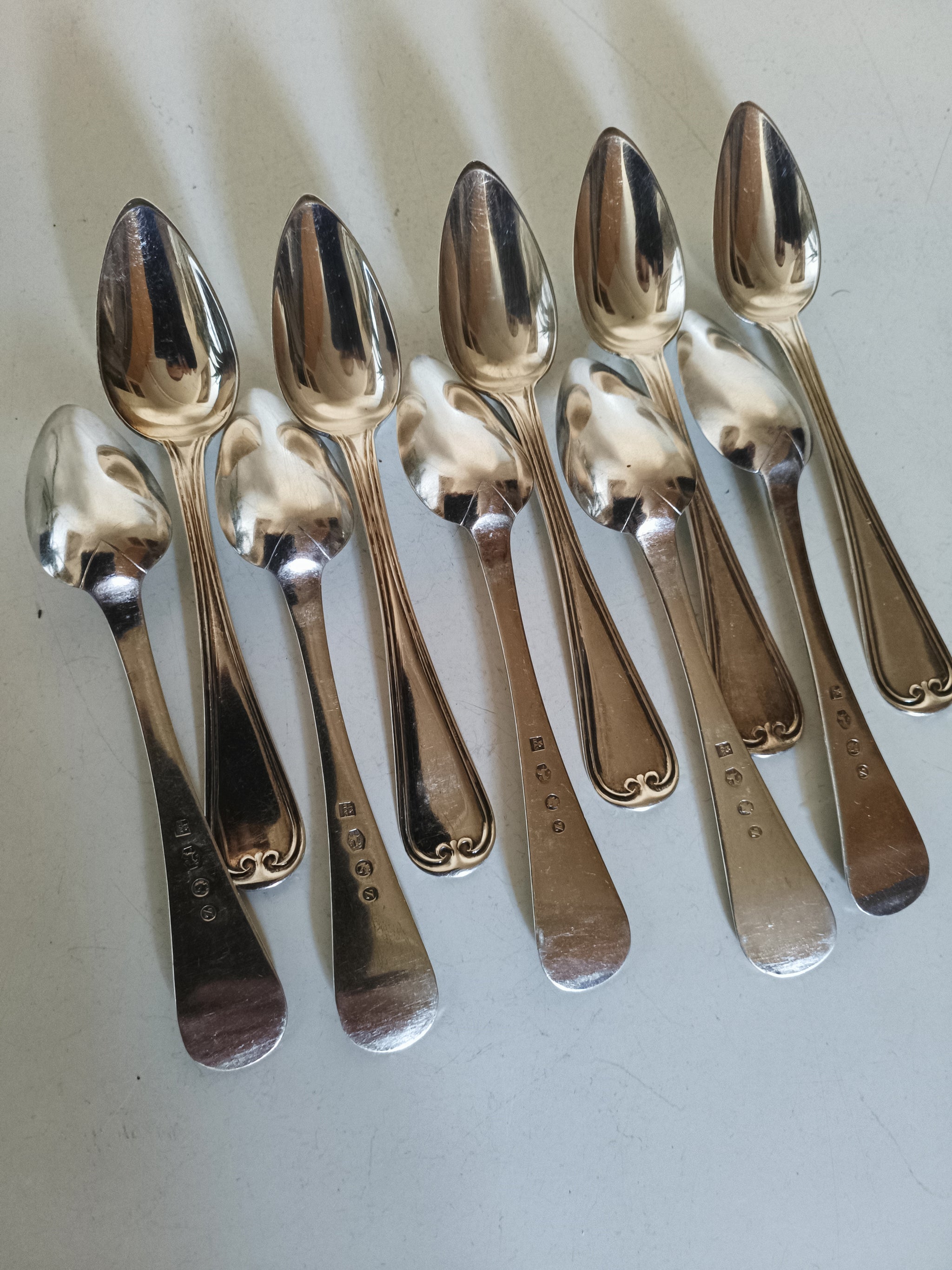Lot De 12 Grandes Cuillères à Dessert Métal Argenté – Motif Fleur De Lys – Vintage