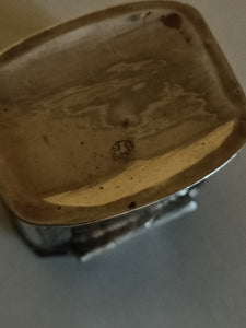 Ravissante petite boîte à thé de voyage hollandaise en argent massif. Daté 1874