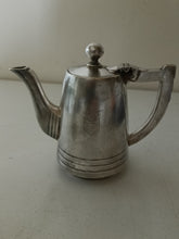 Charger l'image dans la galerie, Service à café solitaire , époque art déco en métal argenté. Avec son blason.
